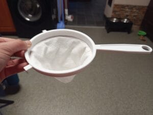 joghurt szűrése textil szűrőben házi szűrt joghurt készítéséhez