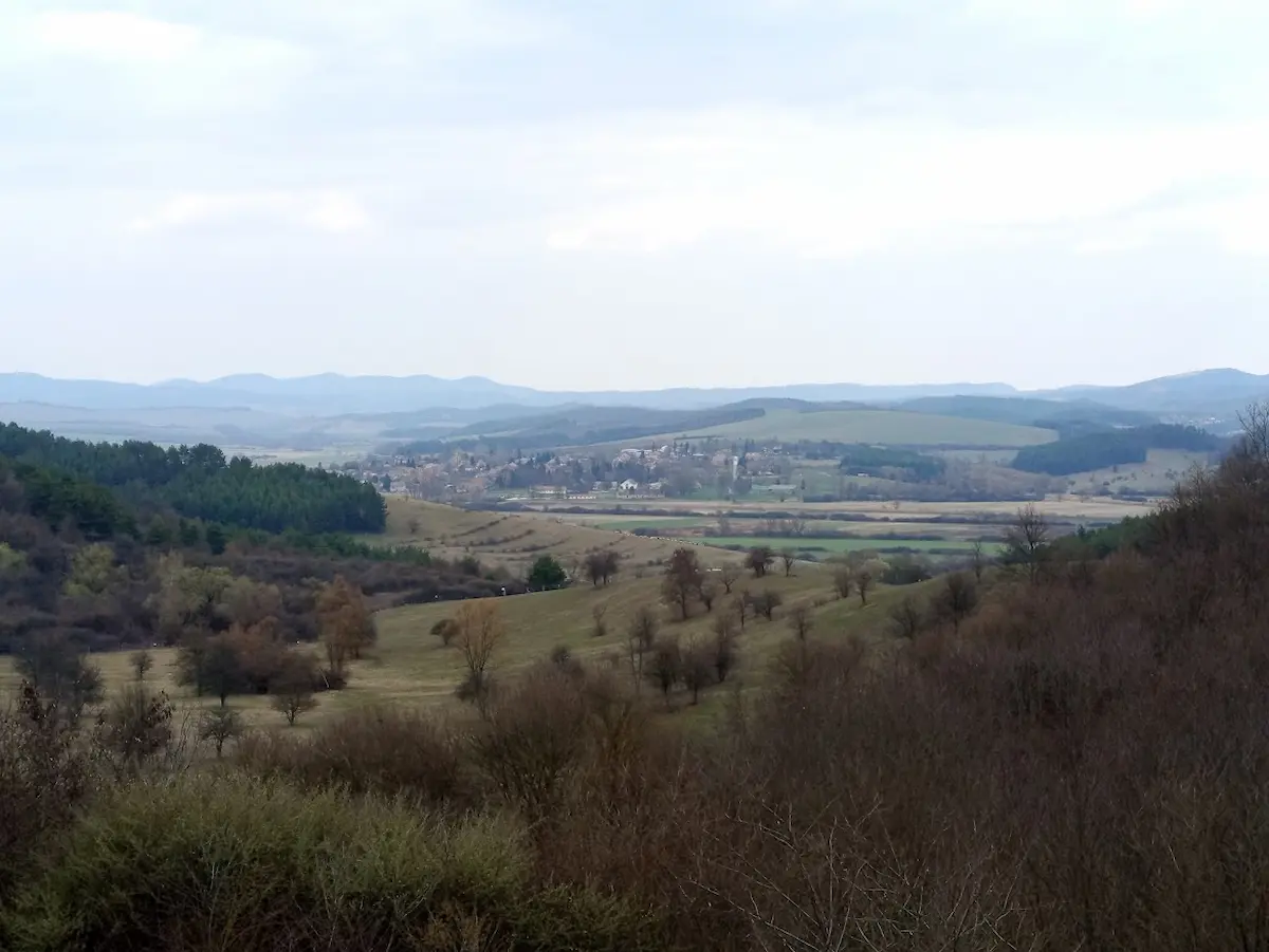 panoráma Ószajla és Terpes környékéről dombokkal és völgyekkel