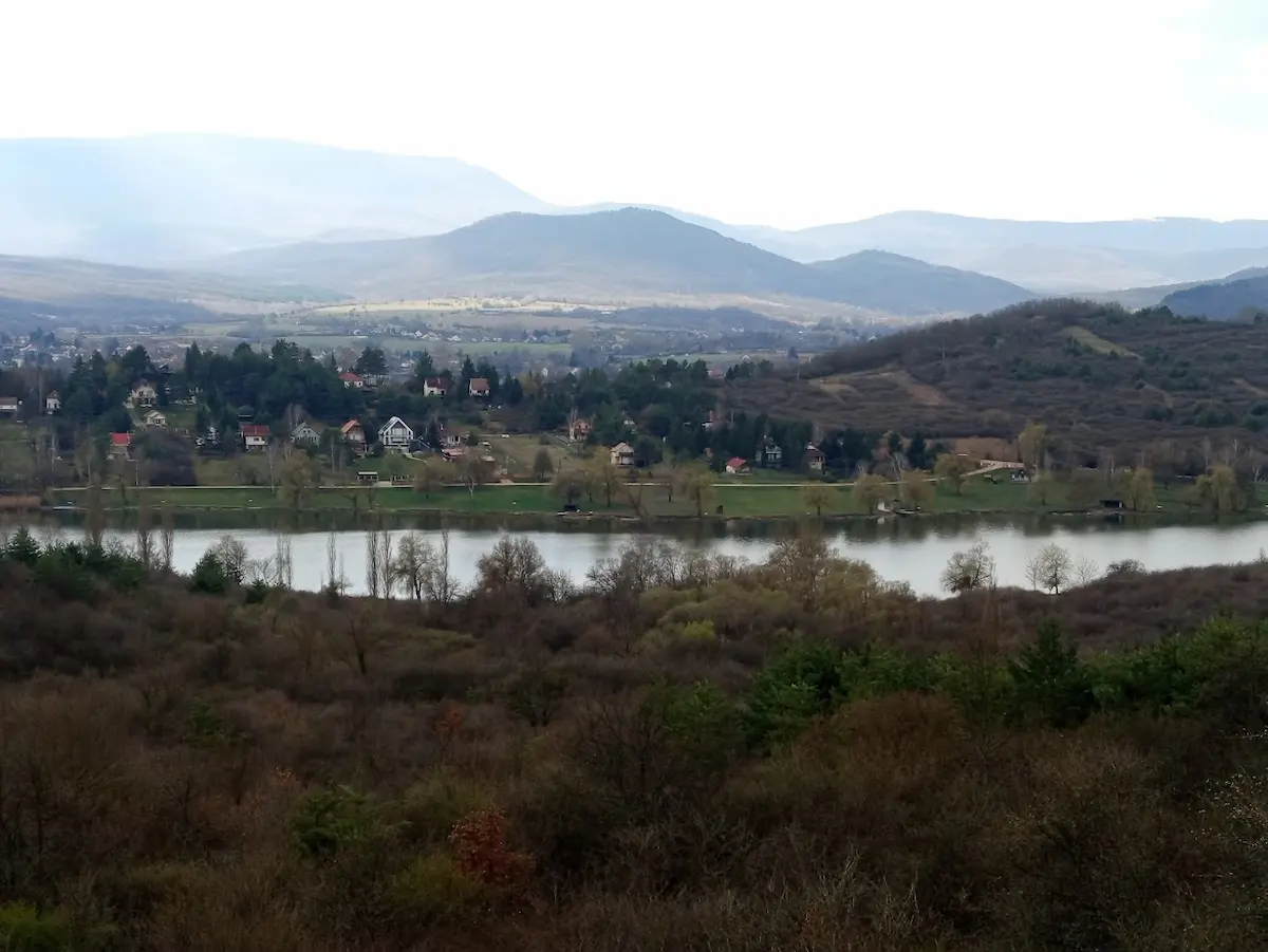 kilátás a recski tóra és a környező hegyekre Sirok közelében