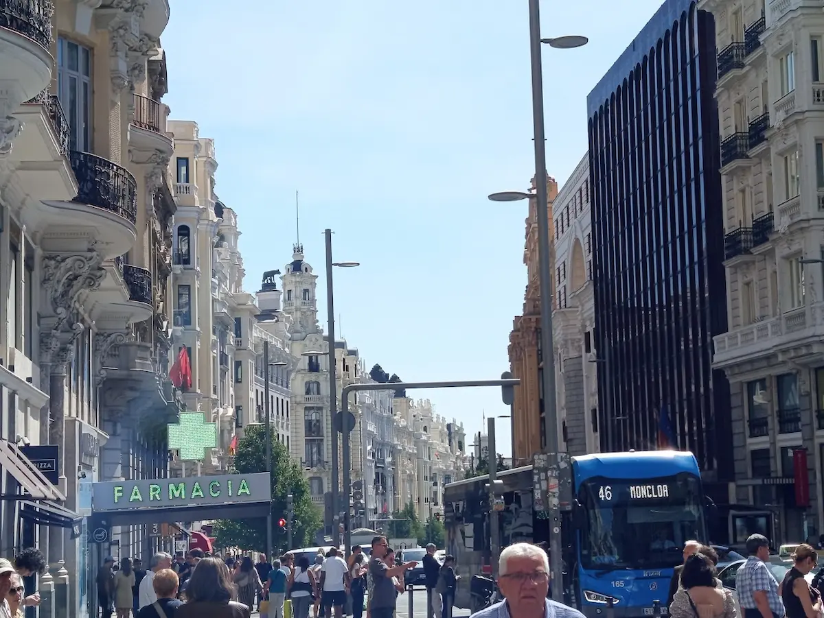 madrid belvárosa forgalmas utca épületekkel és tömeggel